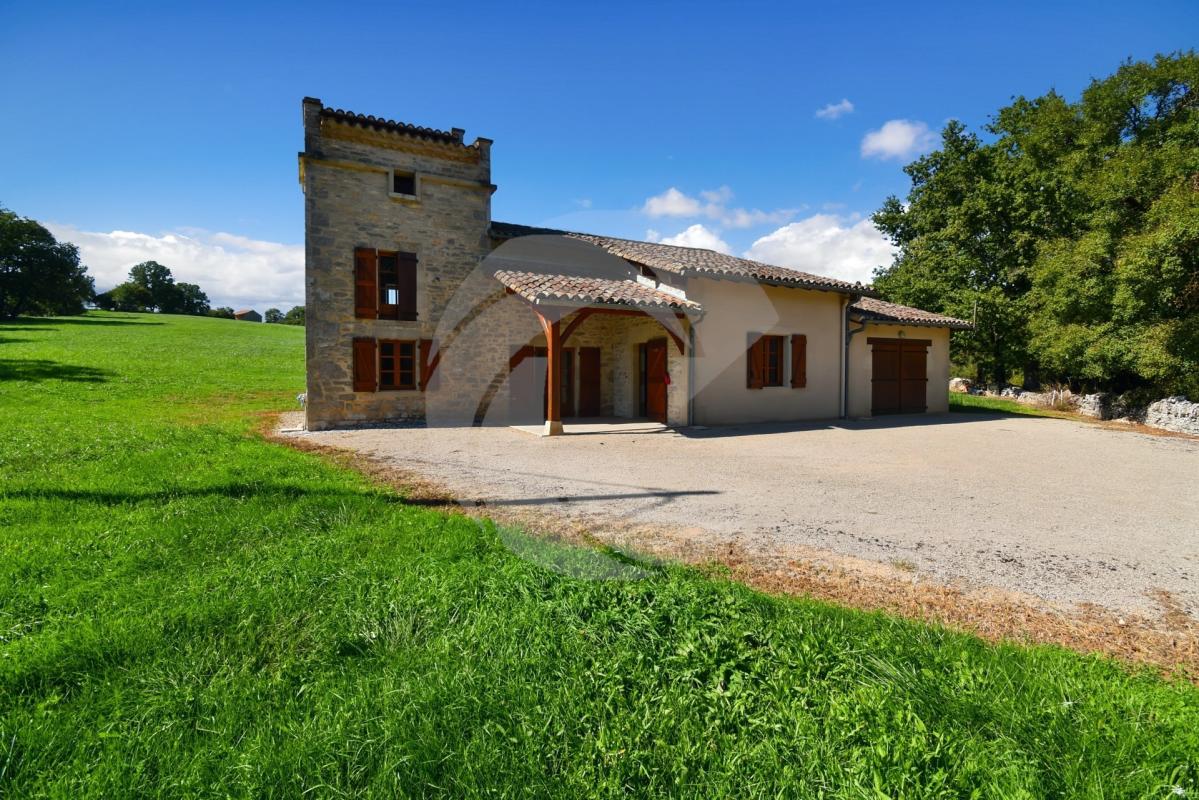 À VENDRE – Charmante maison en pierre avec un pigeonnier en pierre à Bruniquel
