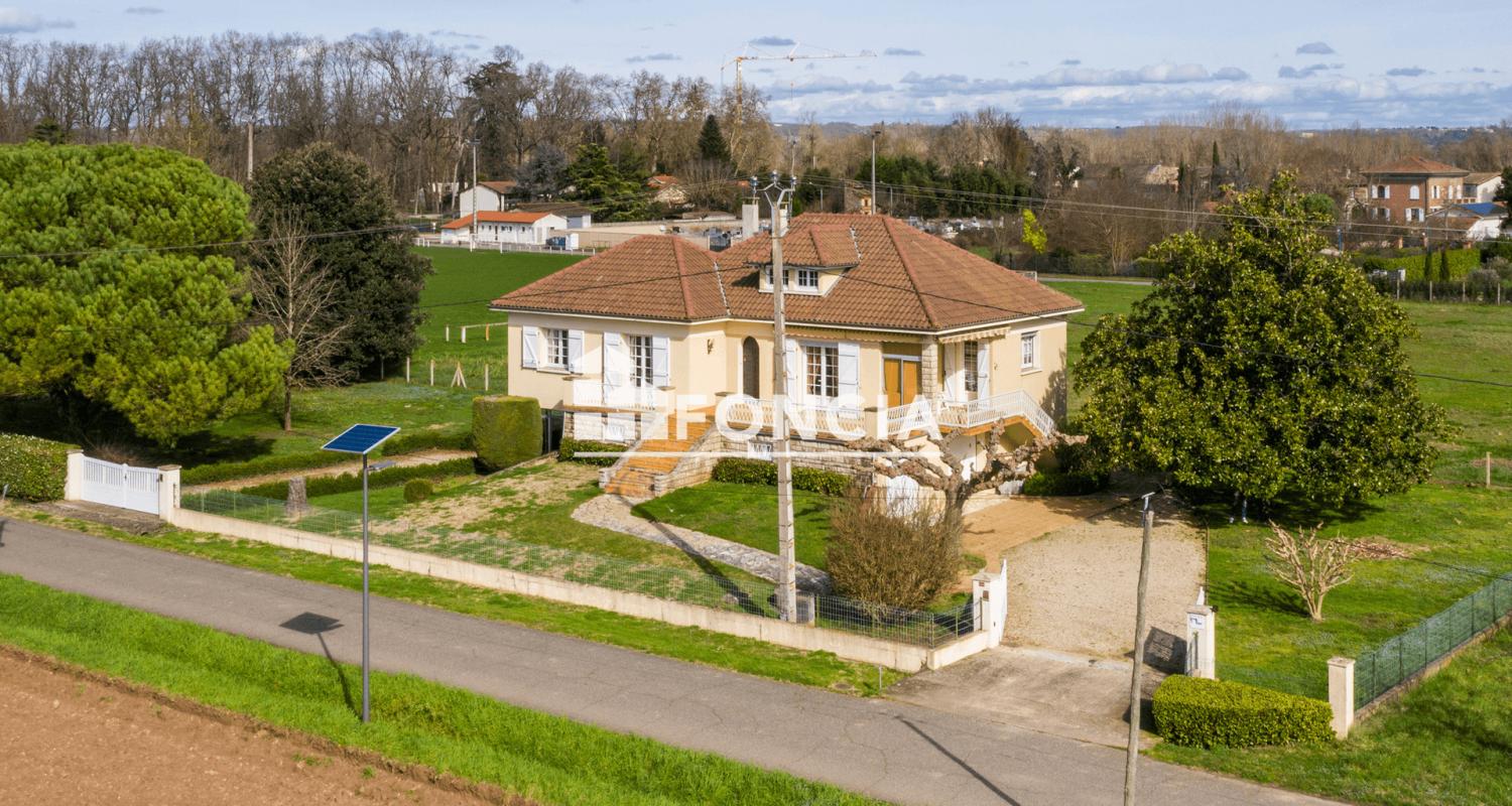 Très beaux volumes pour cette maison individuelle sur sous-sol complet avec terrain et vue sur la campagne