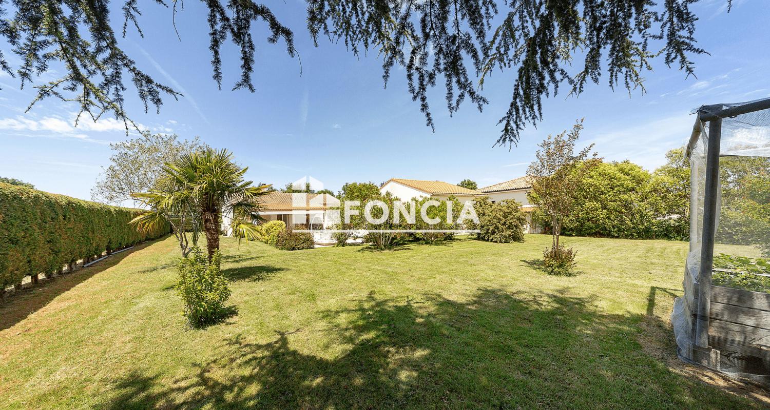 Proche MONTAUBAN, maison individuelle de plain pied avec double garage/atelier, terrasse, piscine et terrain