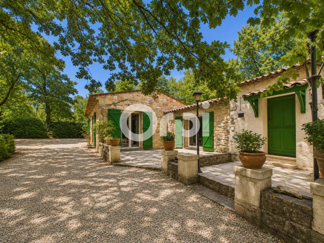 PROPRIETE GRAND TERRAIN PLAT + MAISON PLAIN-PIED - PLUSIEURS DEPENDANCES / ANNEXES - A RAFRAICHIR - CALME ABSOLU / AUCUN VIS-A-VIS