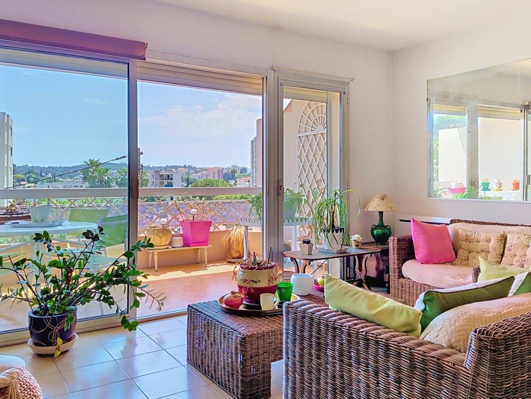 APPARTEMENT TRAVERSANT LUMINEUX 2 CHAMBRES TERRASSE PARKING SOUS SOL