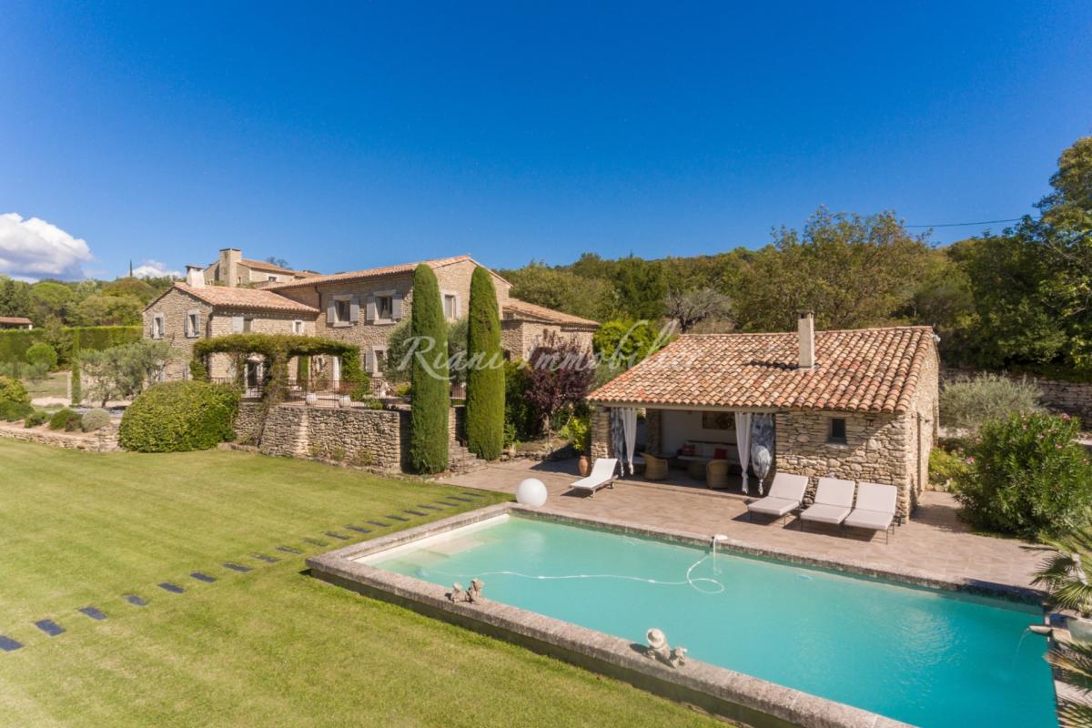 A vendre Luberon, Gordes, superbe maison de charme de 310 m² avec parc de 5 000 m² piscine, poolhouse et terrasses