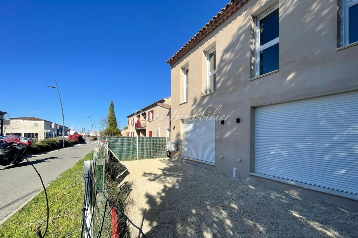 A vendre, Luberon, Oppède, à Coustellet Local professionnel neuf de 40 m² avec un parking privé