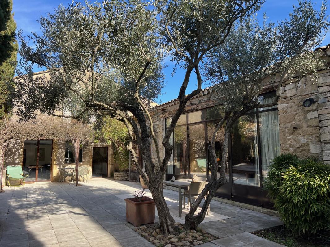 Mas ancien restauré à vendre à Maubec avec une très belle vue sur le Luberoon