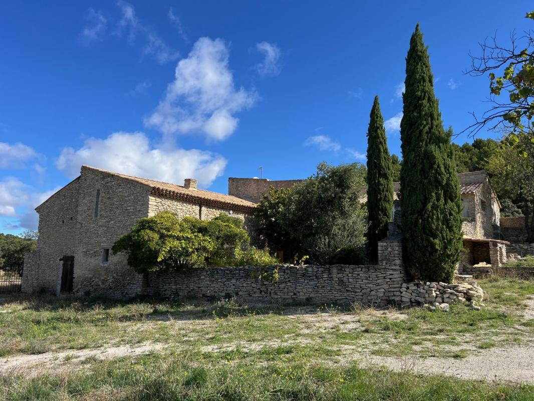 Propriété à vendre à Saumane de Vaucluse avec 29.5 hectares de terres et une vue panoramique
