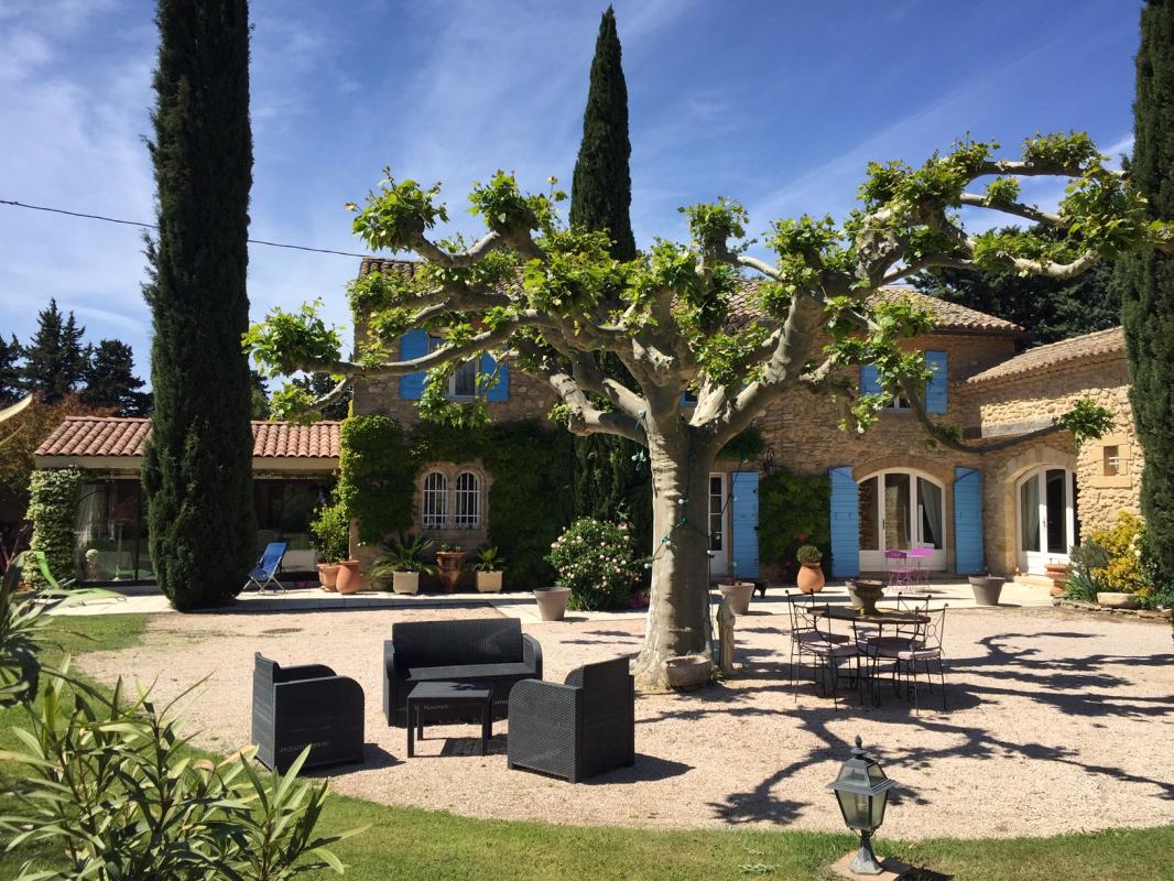 Mas de caractère à vendre dans le Luberon avec une piscine, une maison d'amis et une belle vue