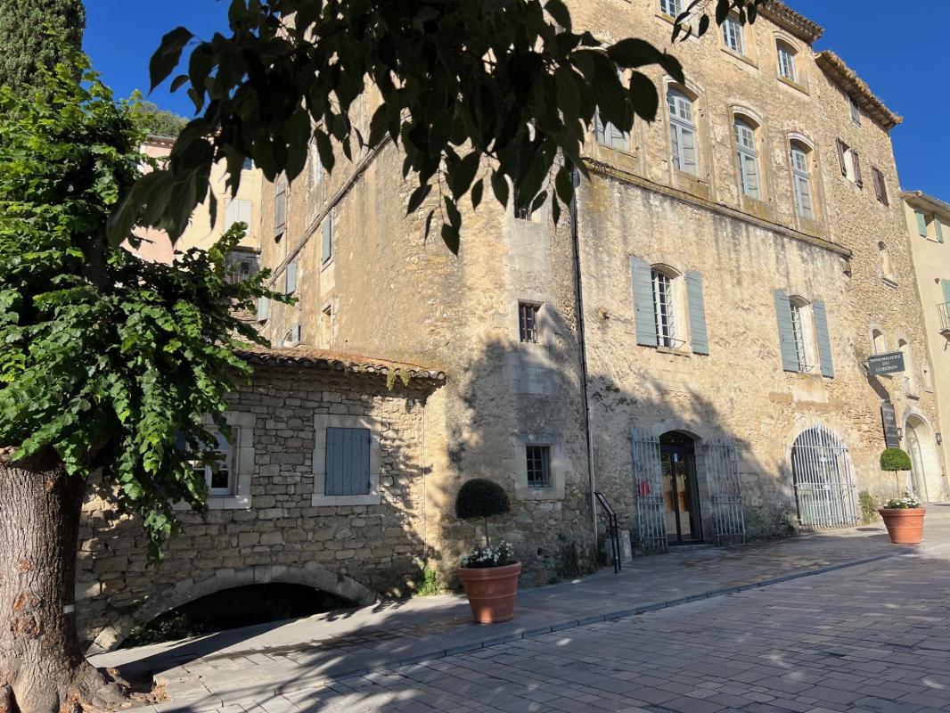 Maison de village de caractère à vendre à Ménerbes avec un jardin et une belle vue