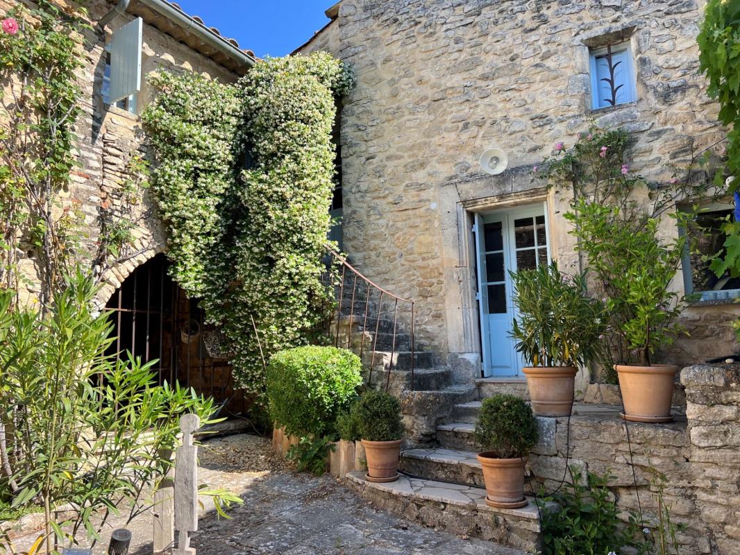 Ancienne maison de hameau restaurée pleine de charme à vendre à Goult avec sa cour intérieure, un jardin arboré et une piscine