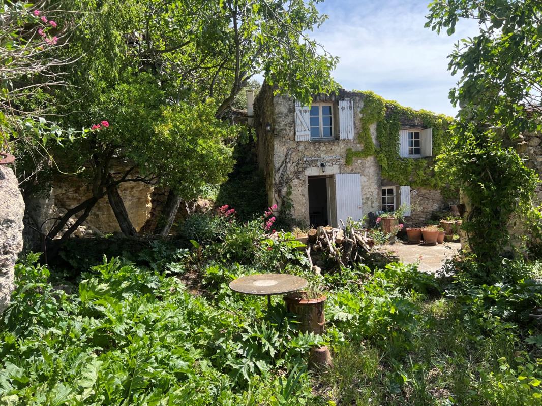Maison de village de caractère à restaurer à vendre à Ménerbes avec un jardin et une vue panoramique