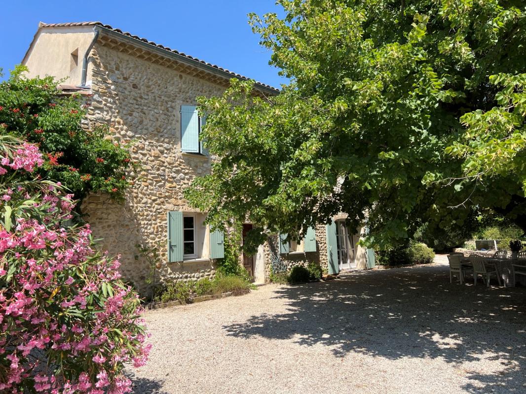 Mas à vendre à Séguret avec un jardin arboré, une piscine, une vue panoramique et un accès PMR