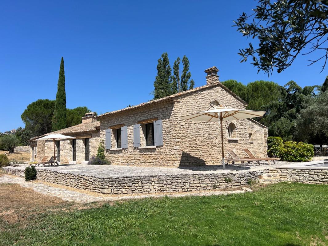 Maison de plain-pied en pierre entièrement restaurée à vendre à Gordes avec un parc arboré, une piscine et une belle vue