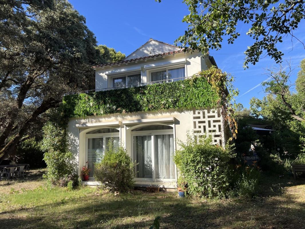 Maison à vendre à Venasque avec un terrain arboré de chênes, une piscine et un gite