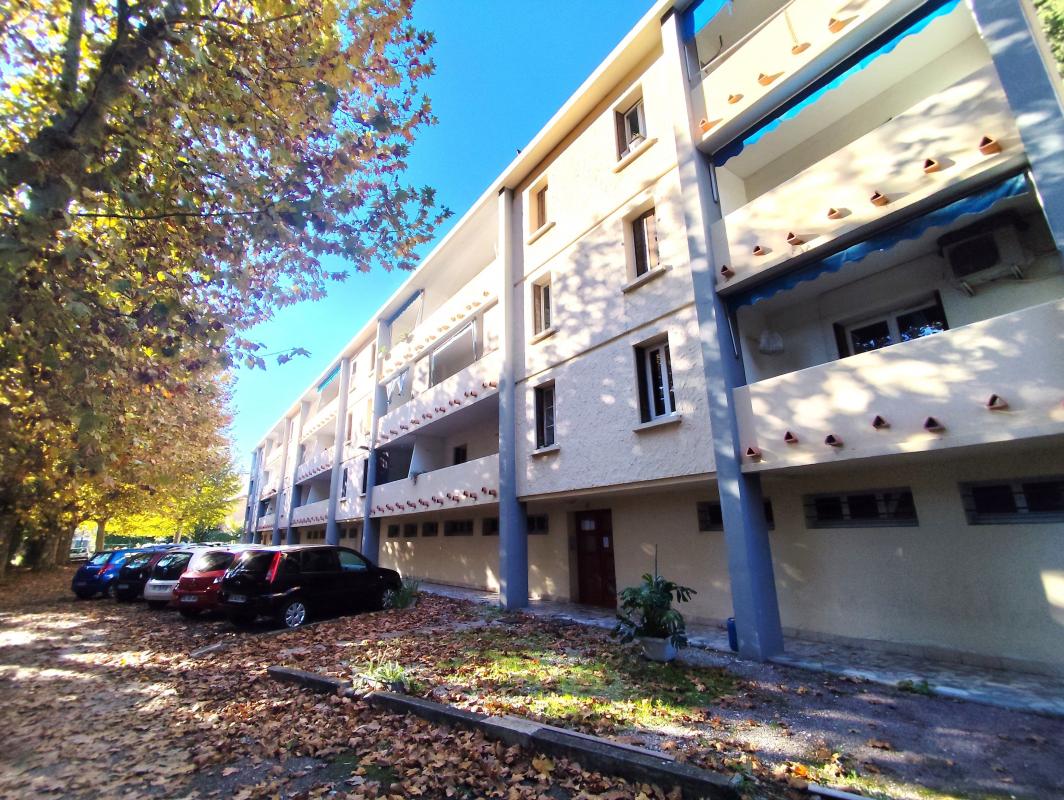 Avignon Extra-Muros, Appartement Type 3, 60 m², 2 chambres, grand balcon, travaux à prévoir