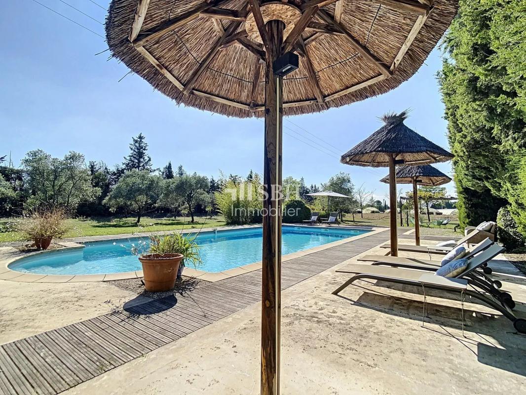 PROPRIETE FAMILIALE DE CARACTERE AVEC PISCINE À PERNES LES FONTAINES