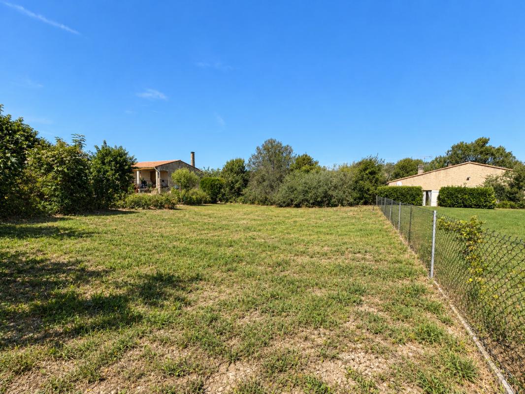 A VENDRE - TERRAIN DE 900M2 IDEALEMENT SITUÉ