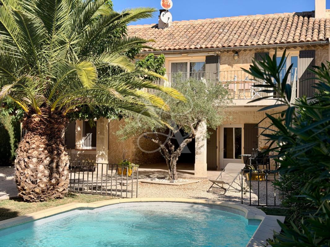Maison en pierre avec piscine au coeur de Sainte-Cécile-les-Vignes