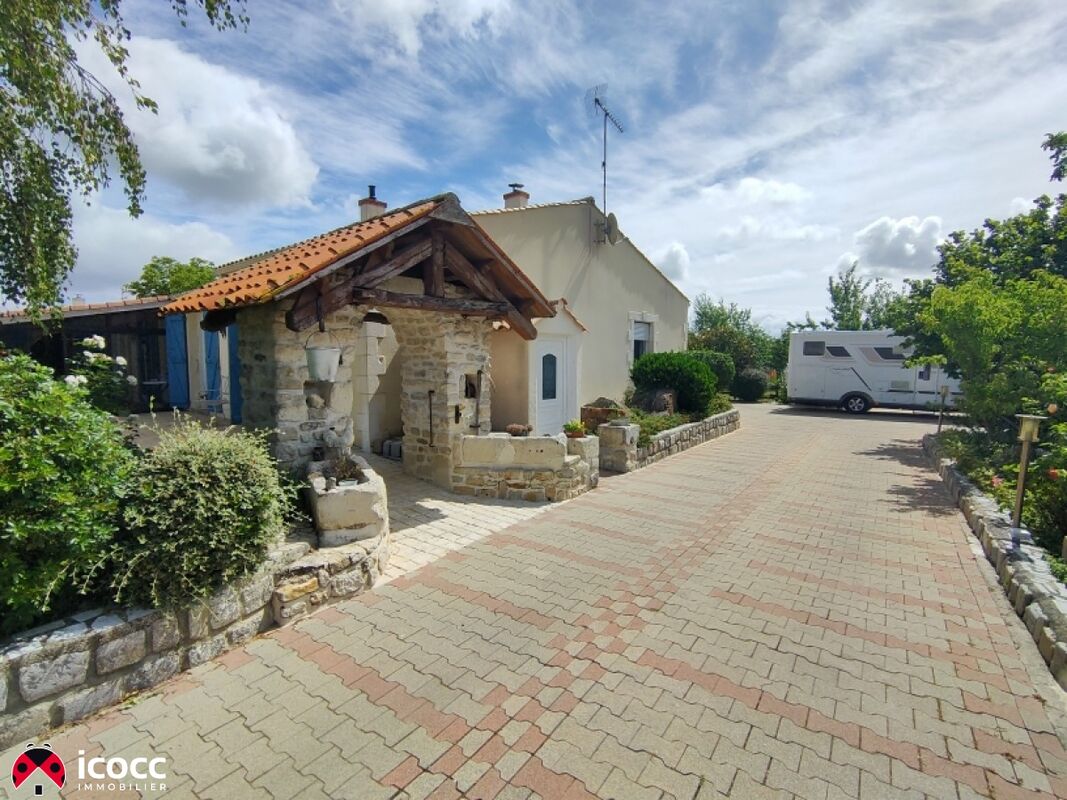 Maison trois chambres avec grand terrain et atelier avec garage camping car
