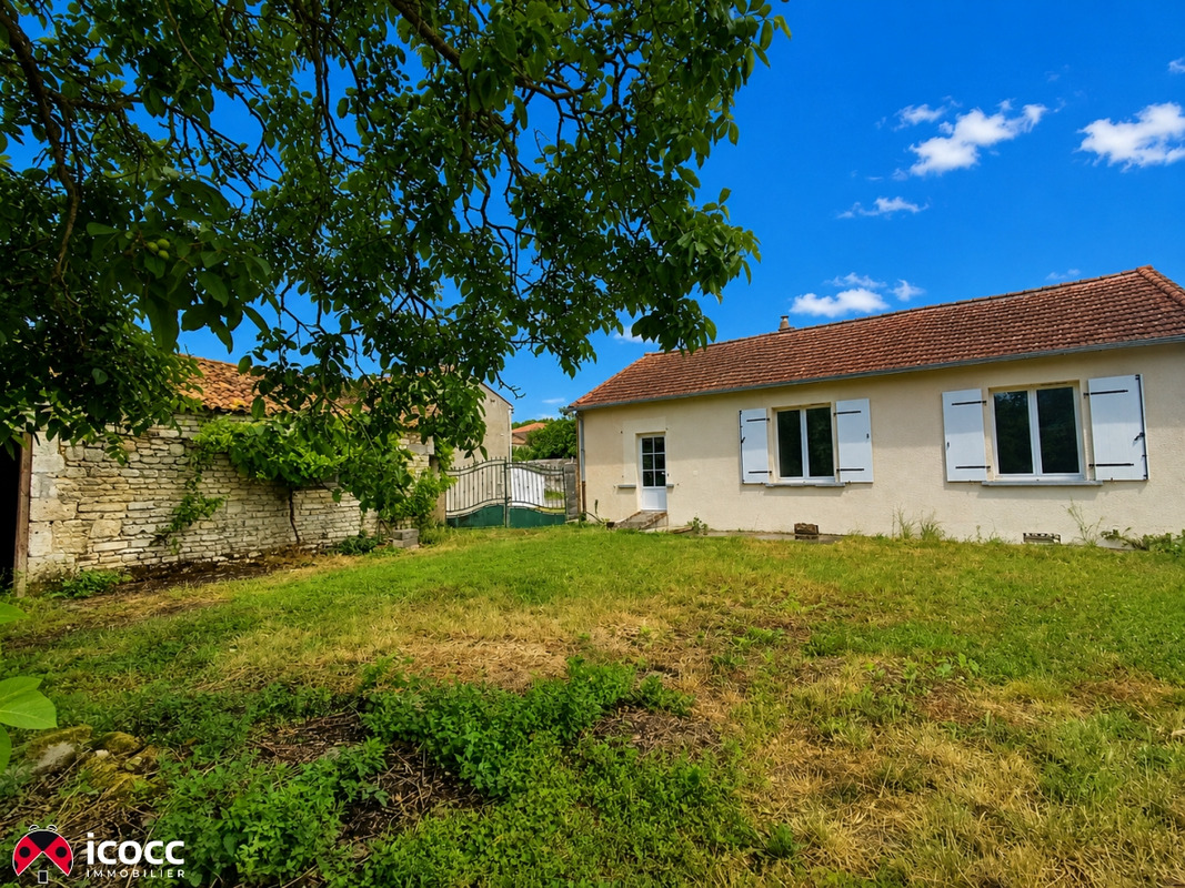 Maison plain-pied 95 m² avec 3 chambres et un terrain arboré de 2 269 m²