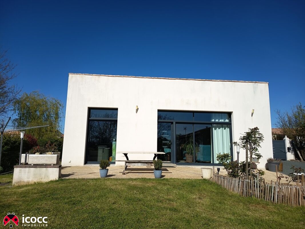 Bien rare à Saint-Aubin-la-Plaine : plain-pied 3 chambres avec spa, studio indépendant et grand terrain clos