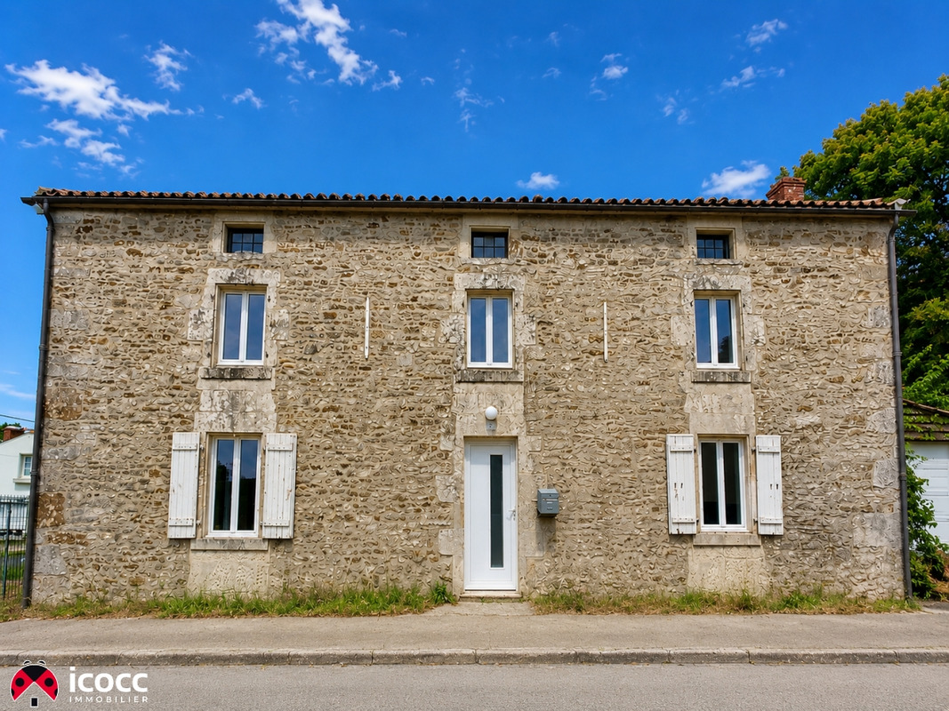 Maison entièrement rénovée de 166 m² avec 4 chambres implantée sur un terrain de 634 m²