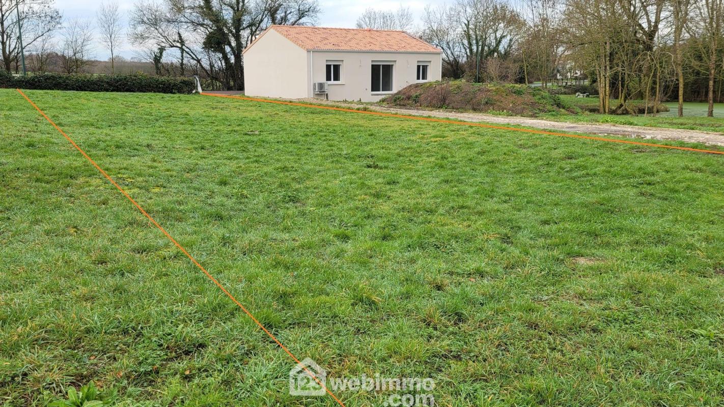 Terrain constructible - 495m² - La Jonchère