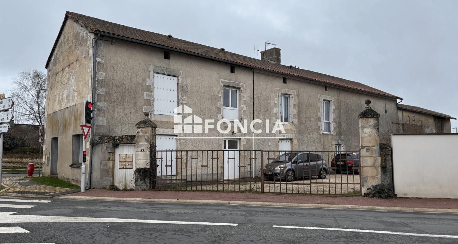 Corps de ferme divisé en 4 logements dont 1 actuellement loué + grand garage + grande grange