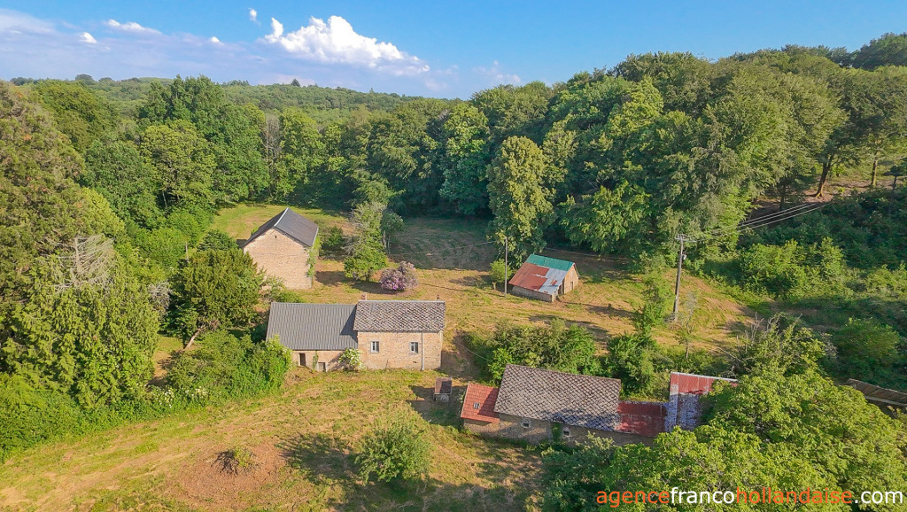 Ancienne ferme, grandes dépendances et plus d’un hectare de terrain