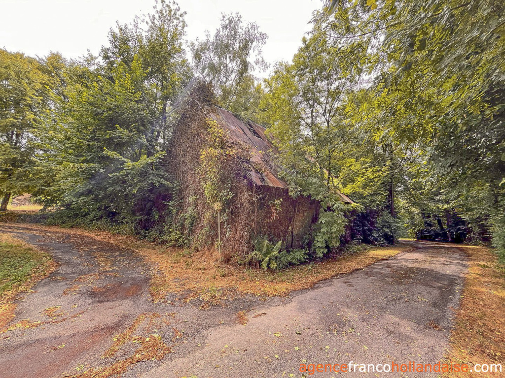 Grange dans les bois à réhabiliter