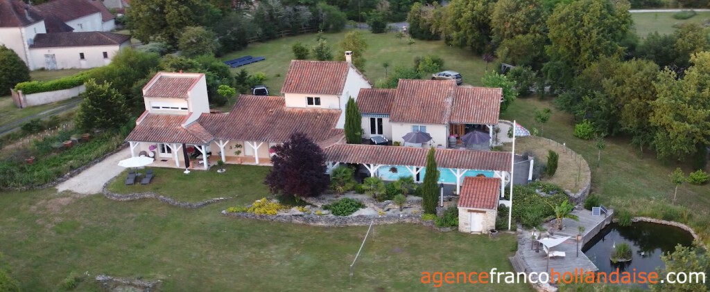 Gelijkvloerse villa met gîte, zwembad en 4,2 ha