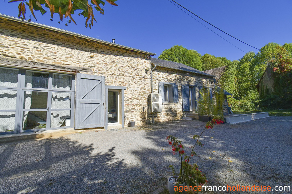 Grange aménagée dans hameau retiré