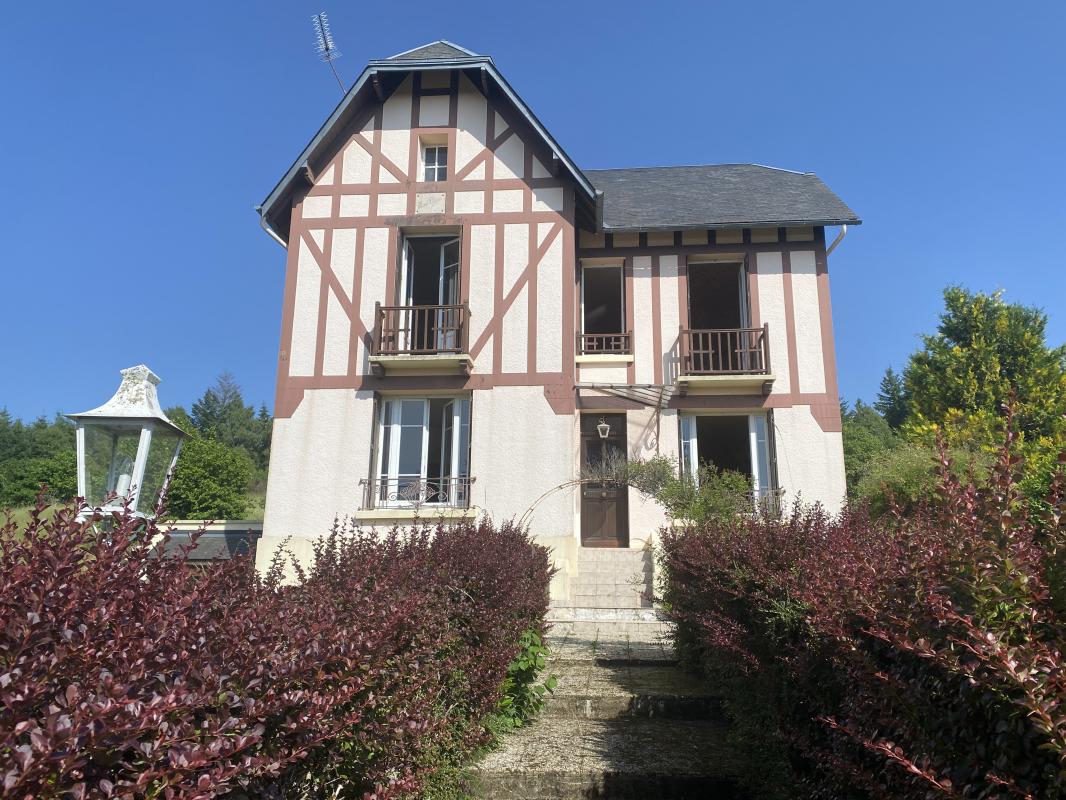 Maison des années 30 sur 7500 m² de terrain et plus de 3 hectares de bois