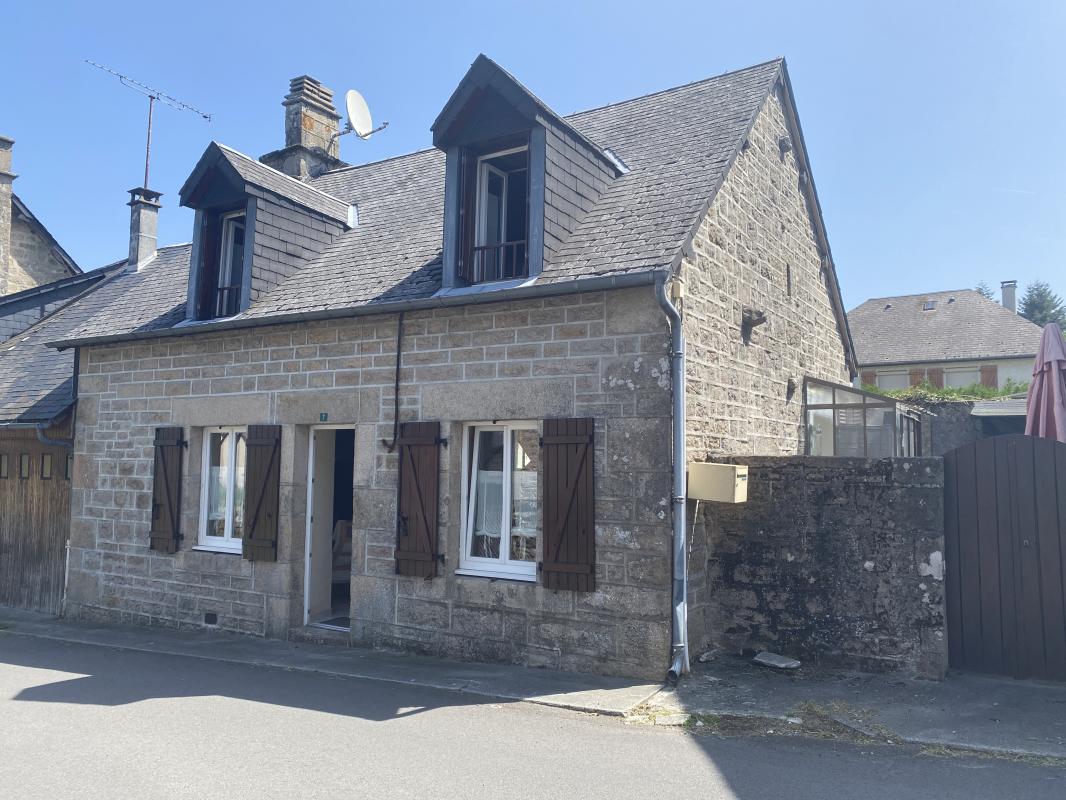 Maison en pierre avec cour privative et jardinet non attenant
