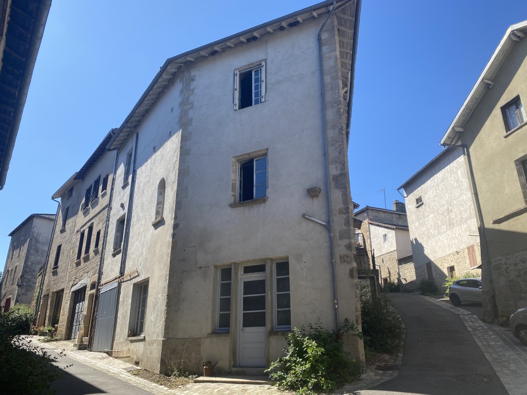 Maison à rénover située au coeur du village