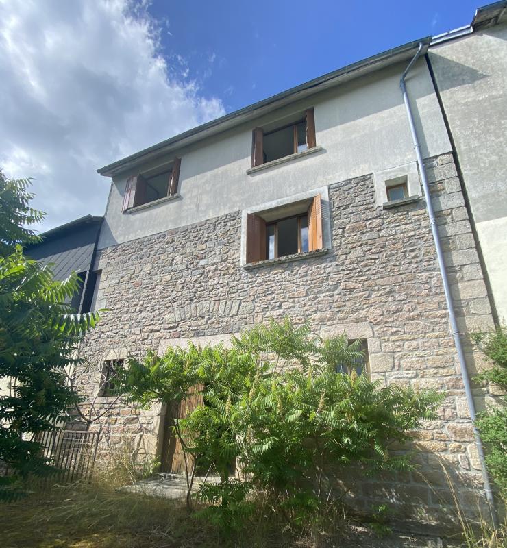 Maison de bourg avec garage et cour