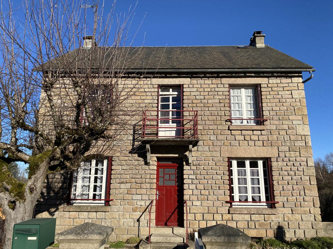 Une maison en pierre avec jardin