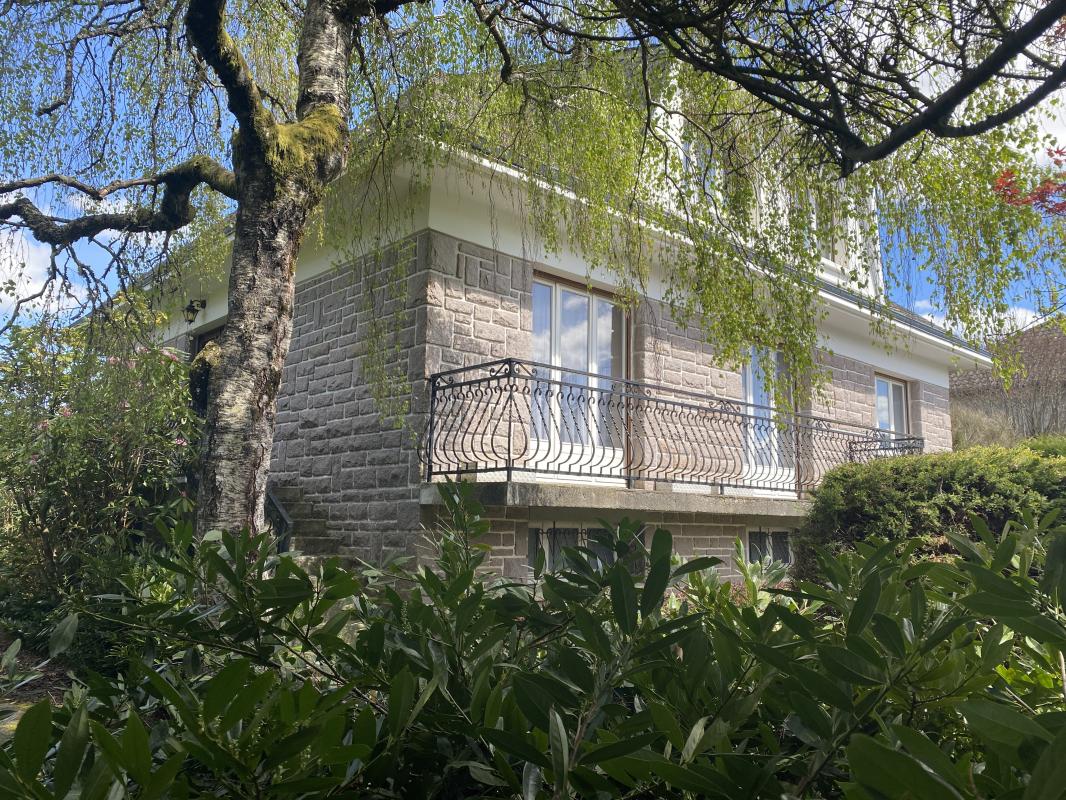 Maison en granit rose de Pérols, toiture en ardoises de Travassac, située dans un quartier résidentiel calme de la commune