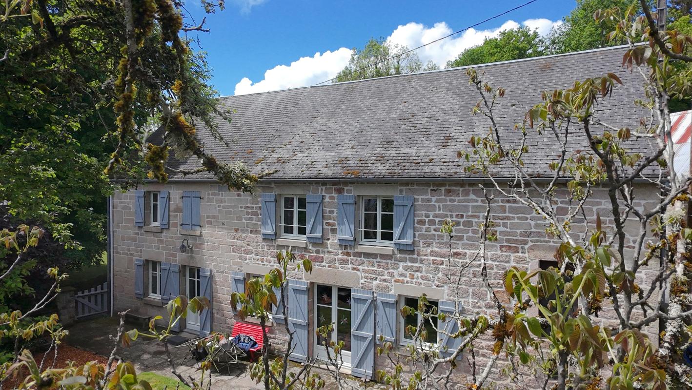 Belle maison en pierre située dans un petit hameau de la commune de Tarnac