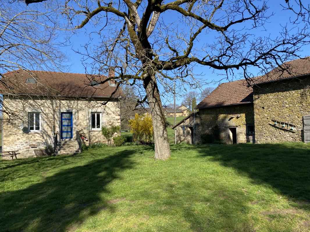 En campagne sans être isolé, cet agréable ensemble en pierre se situe dans un petite hameau, au calme, en bout de village