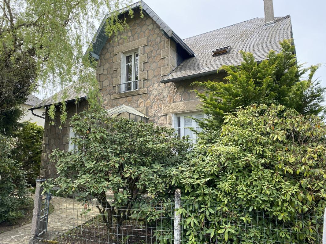 Elégante maison en pierre avec son agréable terrain