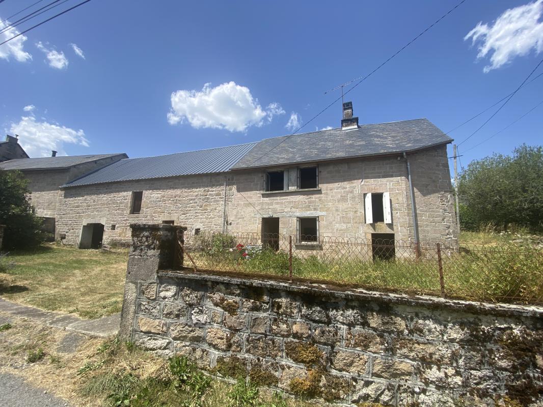 Maison en pierre située dans un petit hameau calme en impasse