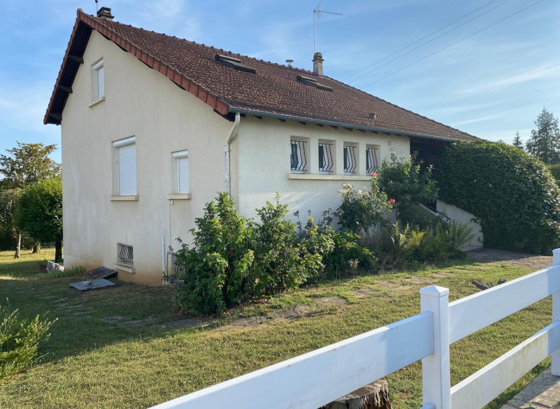 Agréable maison imposante, avec piscine, proche des commerces