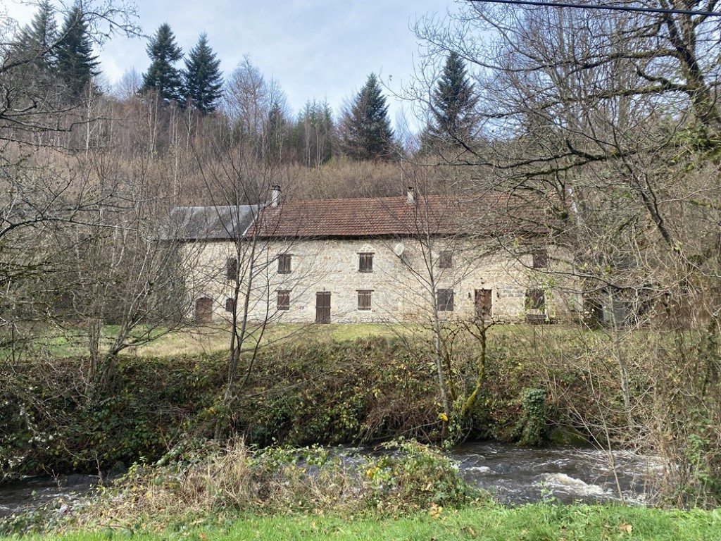 Maison en pierre avec grange type auvergnate et garage attenants, sans voisinage