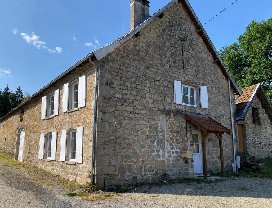 Une propriété en pierre sur un terrain d'environ 9 000 m² traversé par un ruisseau