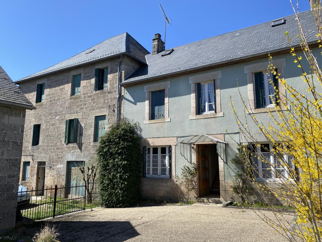 Ensemble immobilier situé sur la commune de Saint-Merd-les-Oussines, offrant un fort potentiel pour un projet familial, touristique ou professionnel