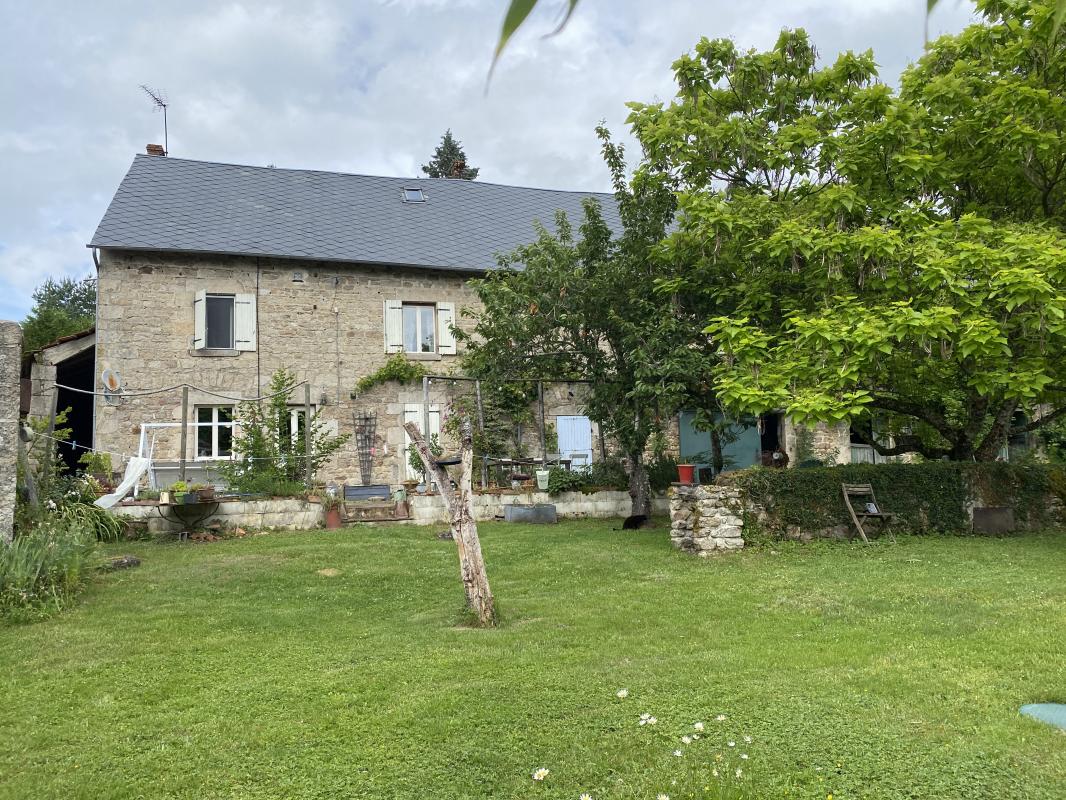 Longère en pierre, située sur la commune de ST AMAND LE PETIT. Au calme, sans vis-à-vis
