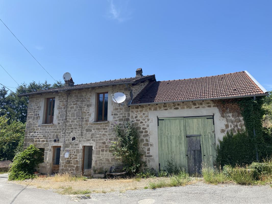 Une maison en pierre avec grange et jardinet