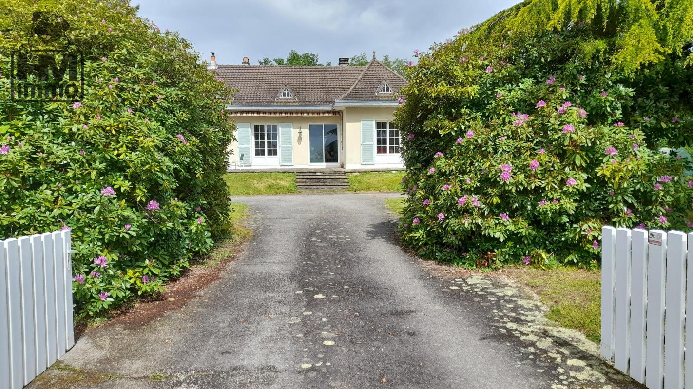 SPACIEUSE MAISON FAMILIALE A FEYTIAT AVEC PISCINE