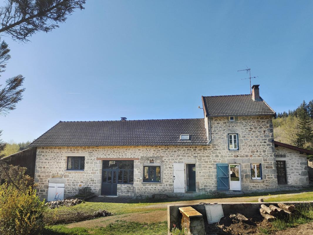 LONGERE DE CARACTERE RENOVEE 179 M² HAB SUR 2.2 HECTARES - AURIAT VENDUE MEUBLEE
