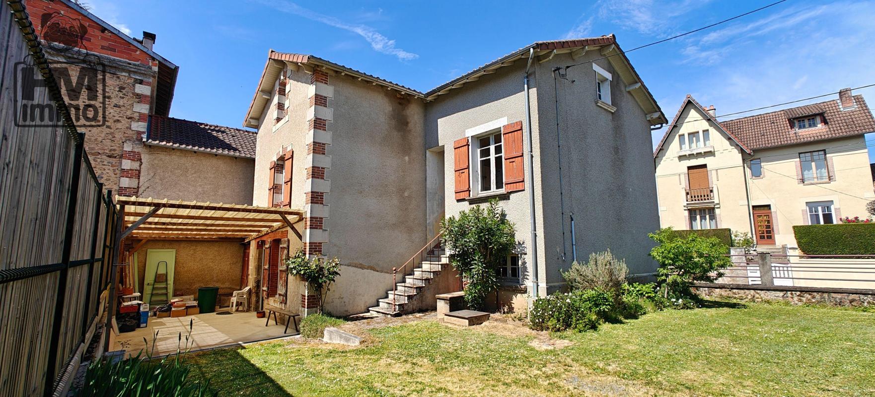 Rochechouart centre : Maison avec potentiel locatif ? 3 logements possibles !