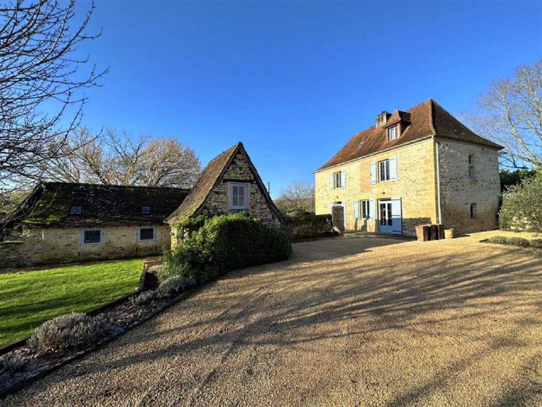 A VENDRE : MAISON ( 220 m2)  avec Piscine ( 8 x 4 )  et Grande Grange ( 250 M2).  Département 24